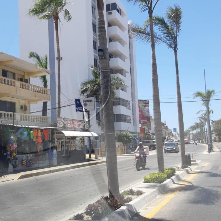 Amplio Condominio Ibis Mazatlán Zona dorada - Three-Bedroom Apartment with View - 35