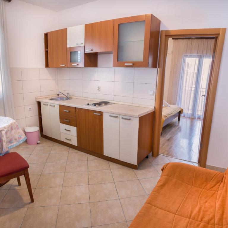 Apartments and rooms Marija - Apartment with Garden View - 3