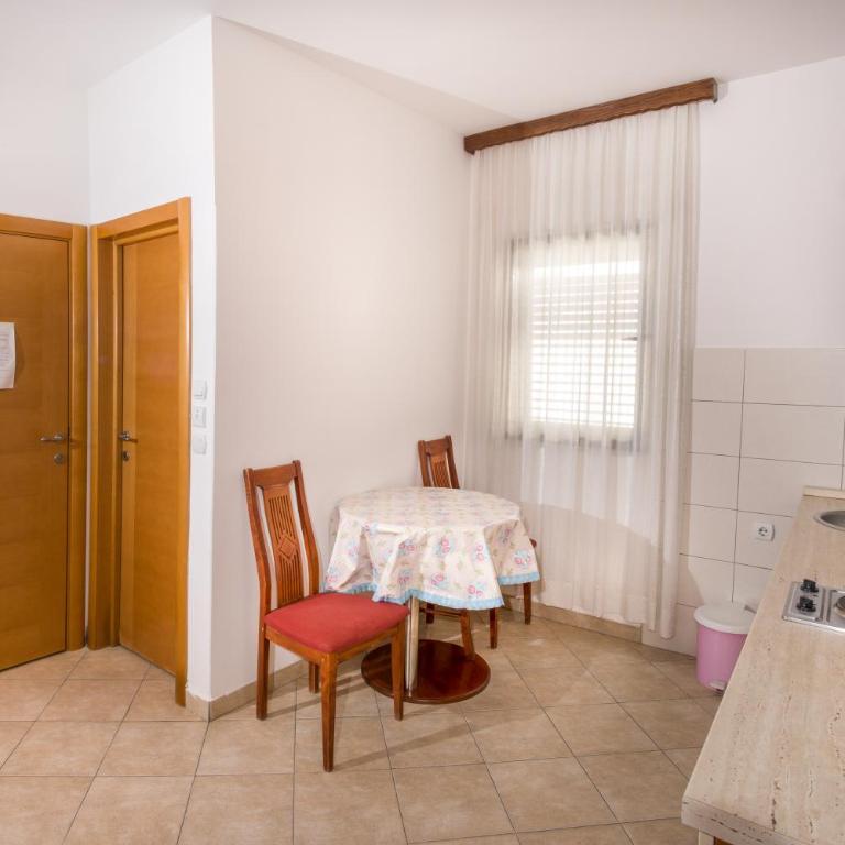 Apartments and rooms Marija - Apartment with Garden View - 4