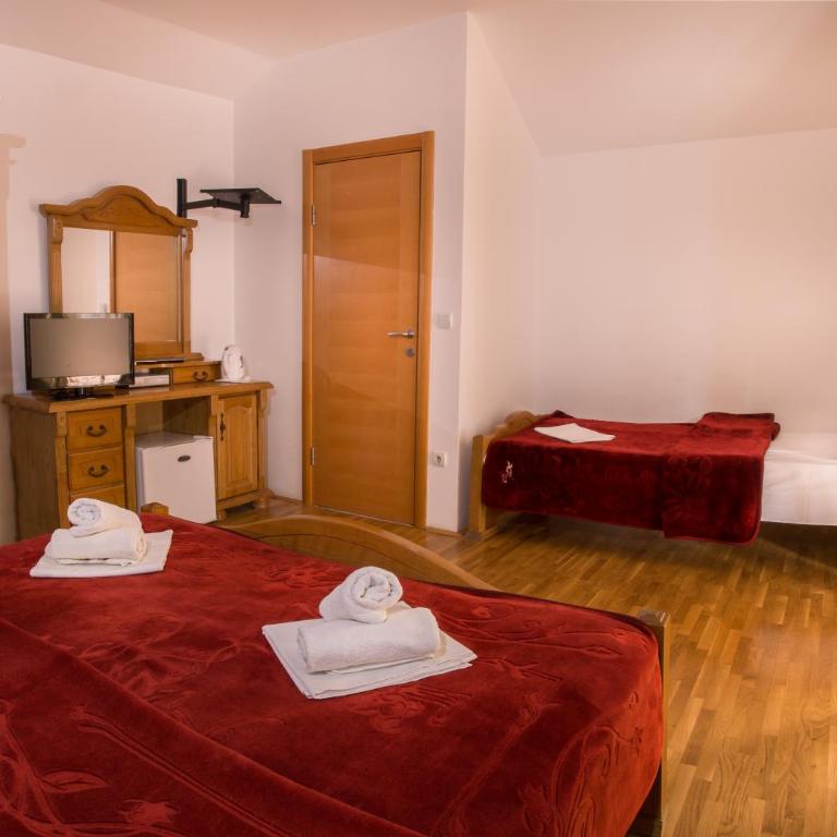 Apartments and rooms Marija - Triple Room with Balcony - 3
