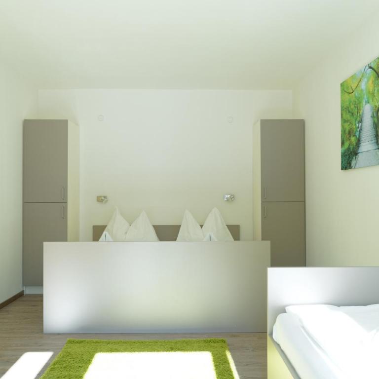 Jugend- und Familiengästehaus Cap Wörth - Dreibettzimmer mit Gemeinschaftsbad - 1