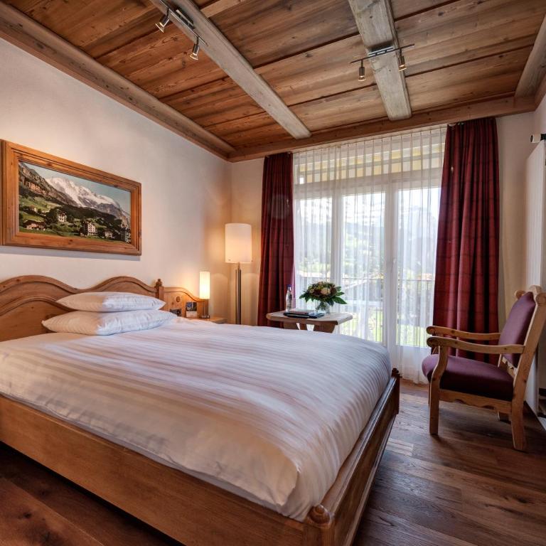 Hotel Schönegg - Deluxe Einzelzimmer mit Queensize-Bett und Bergblick - 3