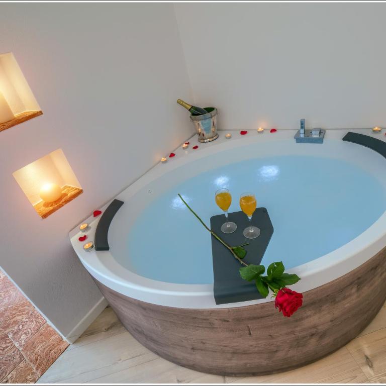 VILLA VINICIA, pool, jacuzzi, airco - Suite con Vasca Idromassaggio e Vista Giardino - 2