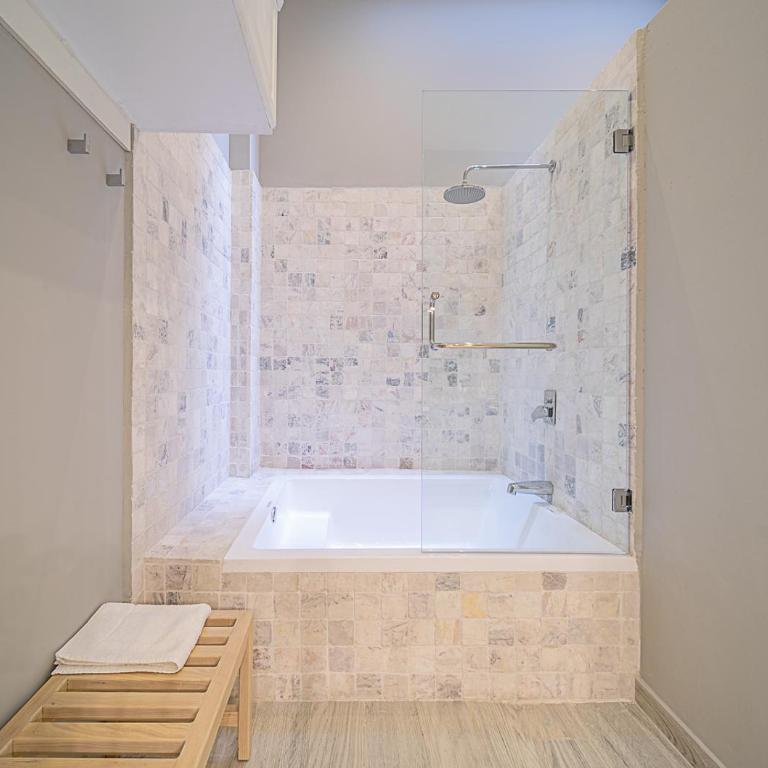 Hotel Casa Once - King Suite - 3