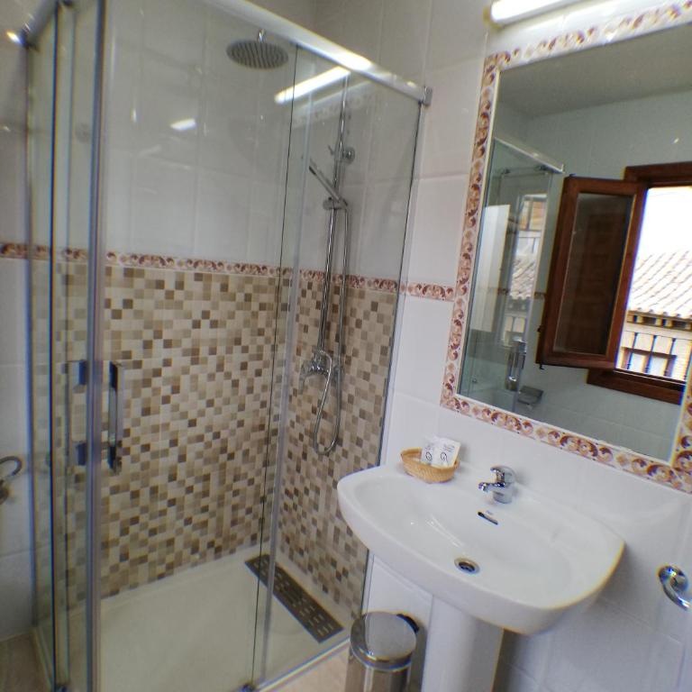 Hostal Santo Tomé - Habitación Doble - 1 o 2 camas - 2