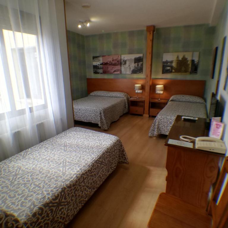 Hostal Santo Tomé - Habitación Doble con cama supletoria - 1 o 2 camas - 1