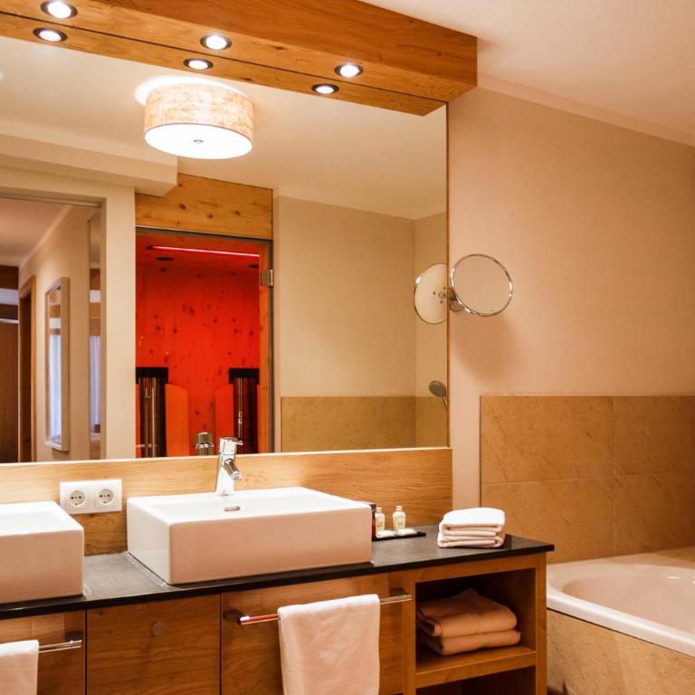Hotel Tirolerhof 4 Sterne Superior - Deluxe Suite mit Balkon - 2