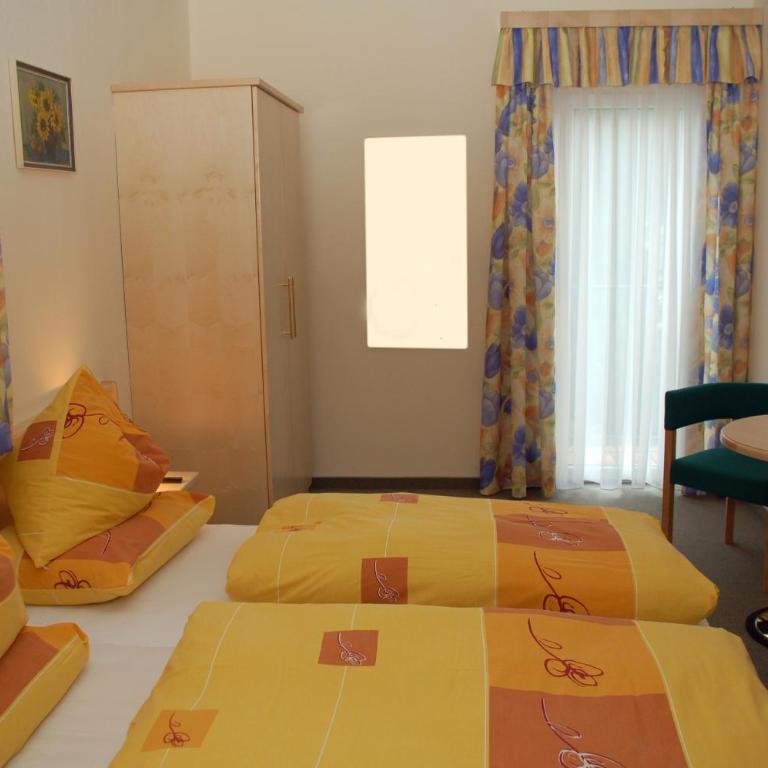 Gästehaus Golker - Doppelzimmer mit Gemeinschaftsbad - 1