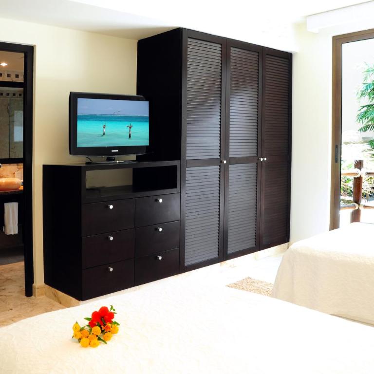 El Taj Oceanfront and Beachside Condo Hotel - Deluxe Two-Bedroom Suite - 11