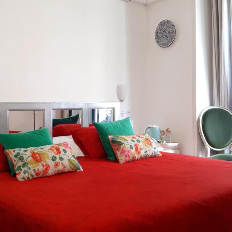 Hostal Casa Chueca - King Room with Balcony - 1
