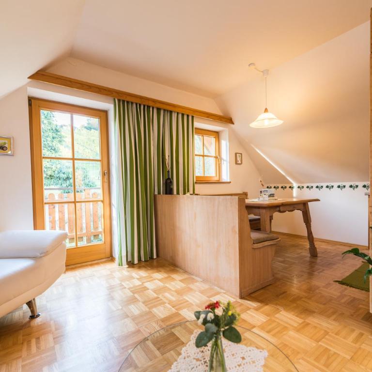 Weingut Dietl - Apartment with Garden View - 9