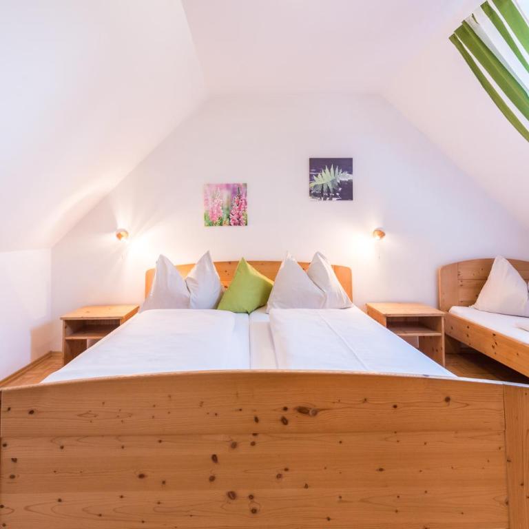 Weingut Dietl - Apartment with Garden View - 13
