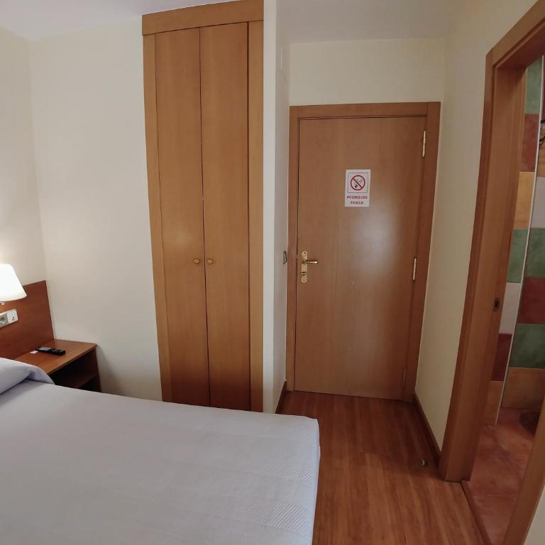 Hostal Prada Borges - Habitación Doble con baño privado - 8