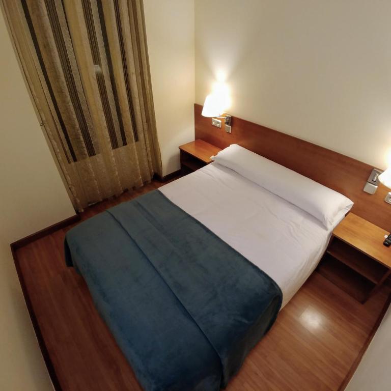 Hostal Prada Borges - Habitación Doble con baño privado - 5