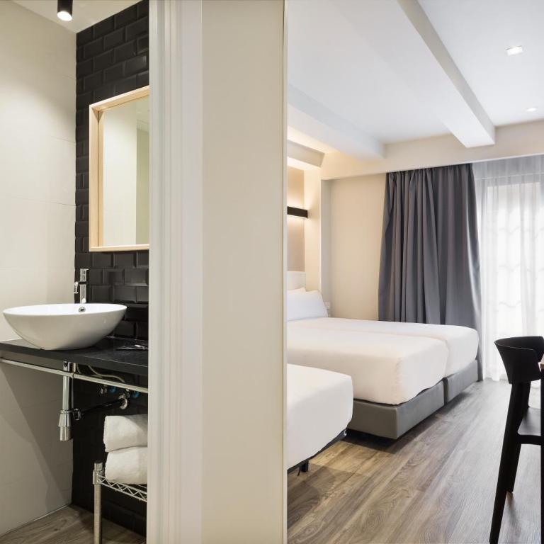 Acta BCN 40 - Triple Room - 10
