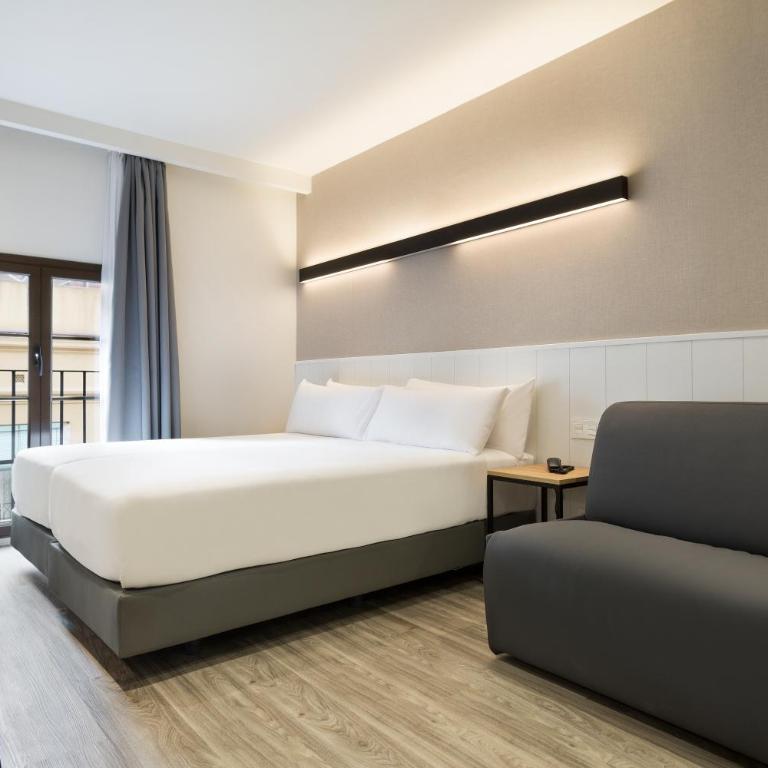 Acta BCN 40 - Triple Room - 3