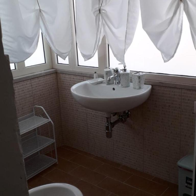 Affitta Camere Romy - Camera Matrimoniale Deluxe con Balcone - 6