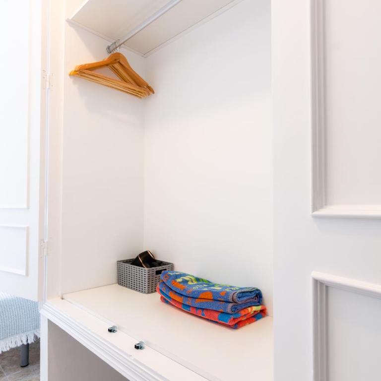 Hostal Boutique Luna de Nerja OLIVE OIL FREE DEGUSTATION & SALE - Habitación Doble con baño privado - 2 camas - 5
