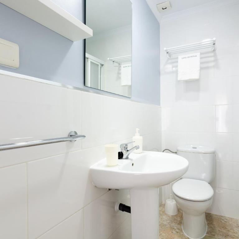 Hostal Boutique Luna de Nerja OLIVE OIL FREE DEGUSTATION & SALE - Habitación Doble con baño privado - 2 camas - 4