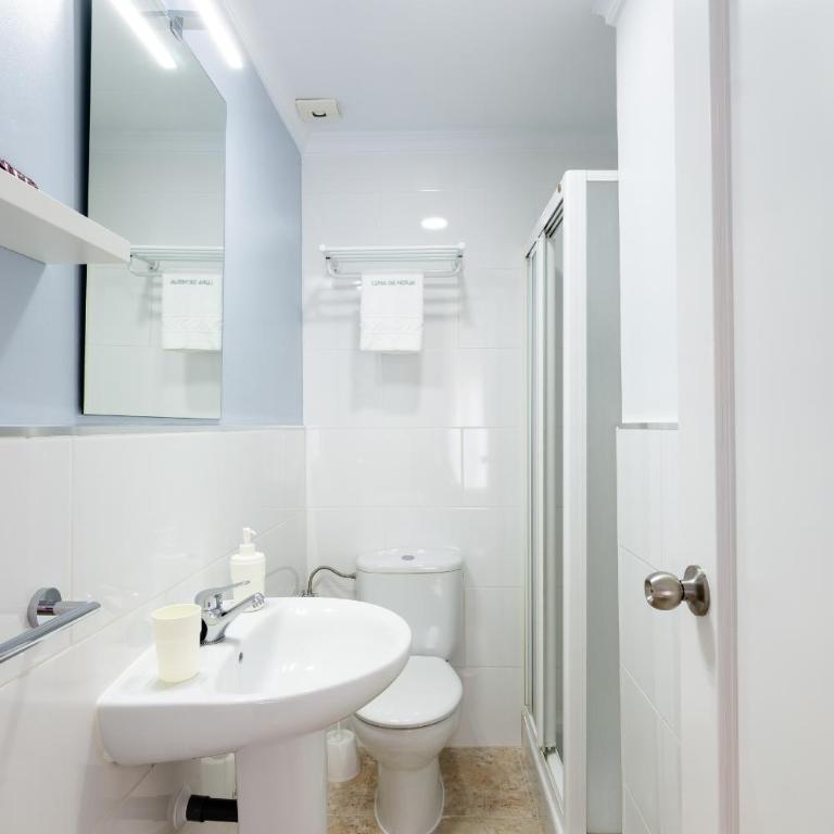 Hostal Boutique Luna de Nerja OLIVE OIL FREE DEGUSTATION & SALE - Habitación Doble con baño privado - 2 camas - 3