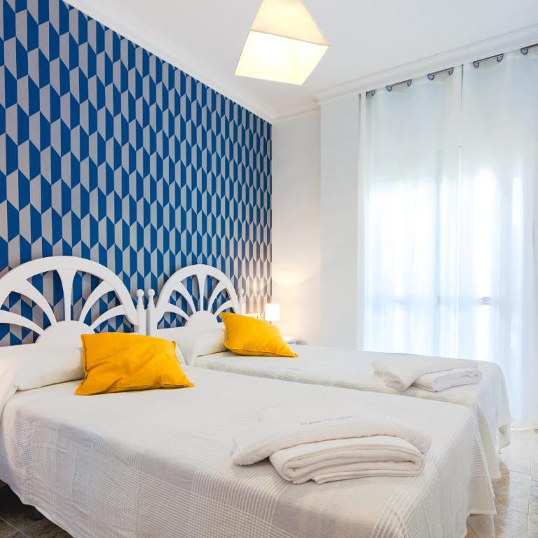 Hostal Boutique Luna de Nerja OLIVE OIL FREE DEGUSTATION & SALE - Habitación Doble con baño privado - 2 camas - 2
