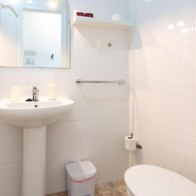 Hostal Boutique Luna de Nerja OLIVE OIL FREE DEGUSTATION & SALE - Habitación Doble de 10 m² con baño privado - 4