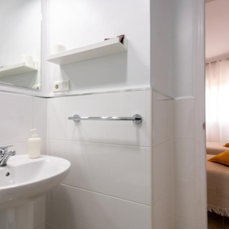 Hostal Boutique Luna de Nerja OLIVE OIL FREE DEGUSTATION & SALE - Habitación Doble con baño privado - 2 camas - 8
