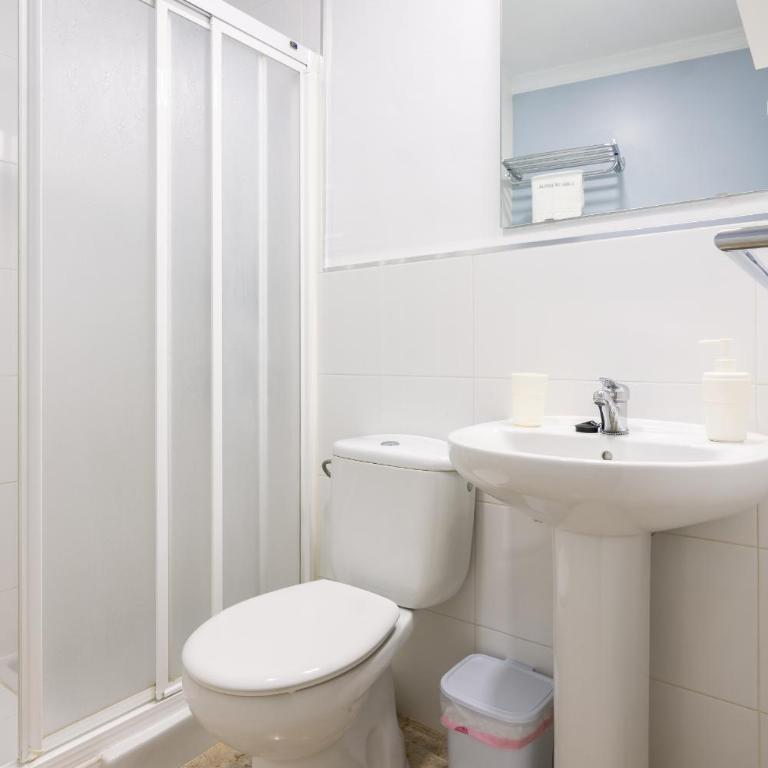 Hostal Boutique Luna de Nerja OLIVE OIL FREE DEGUSTATION & SALE - Habitación Doble con baño privado - 2 camas - 7