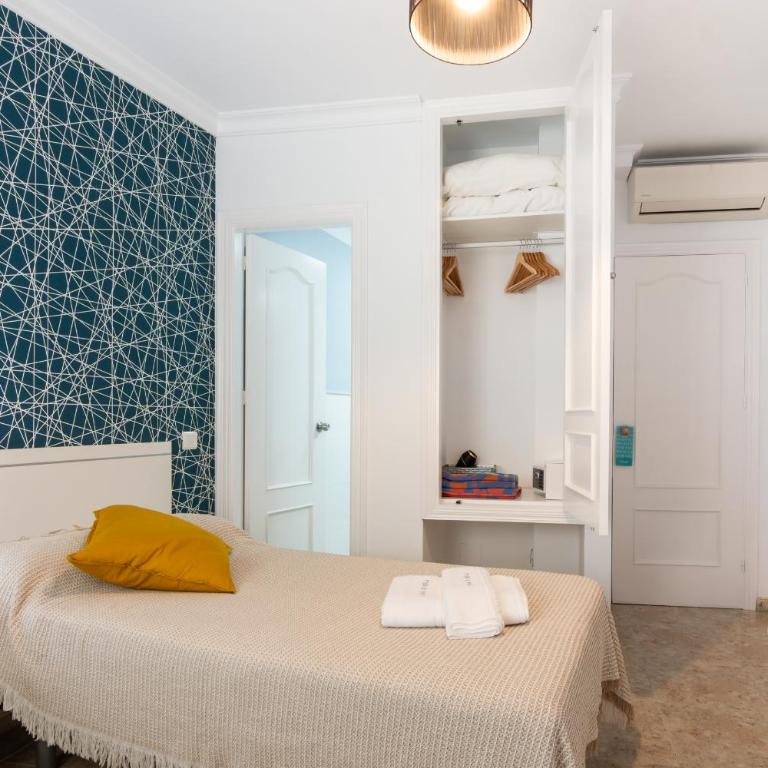 Hostal Boutique Luna de Nerja OLIVE OIL FREE DEGUSTATION & SALE - Habitación Doble con baño privado - 2 camas - 5