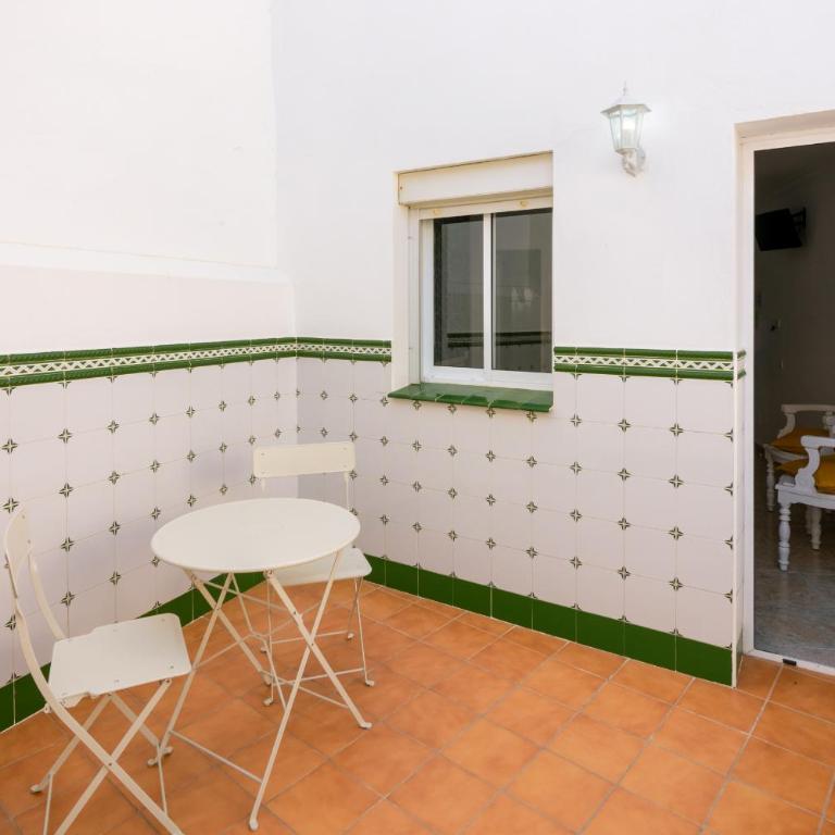 Hostal Boutique Luna de Nerja OLIVE OIL FREE DEGUSTATION & SALE - Habitación Doble con baño privado - 2 camas - 3