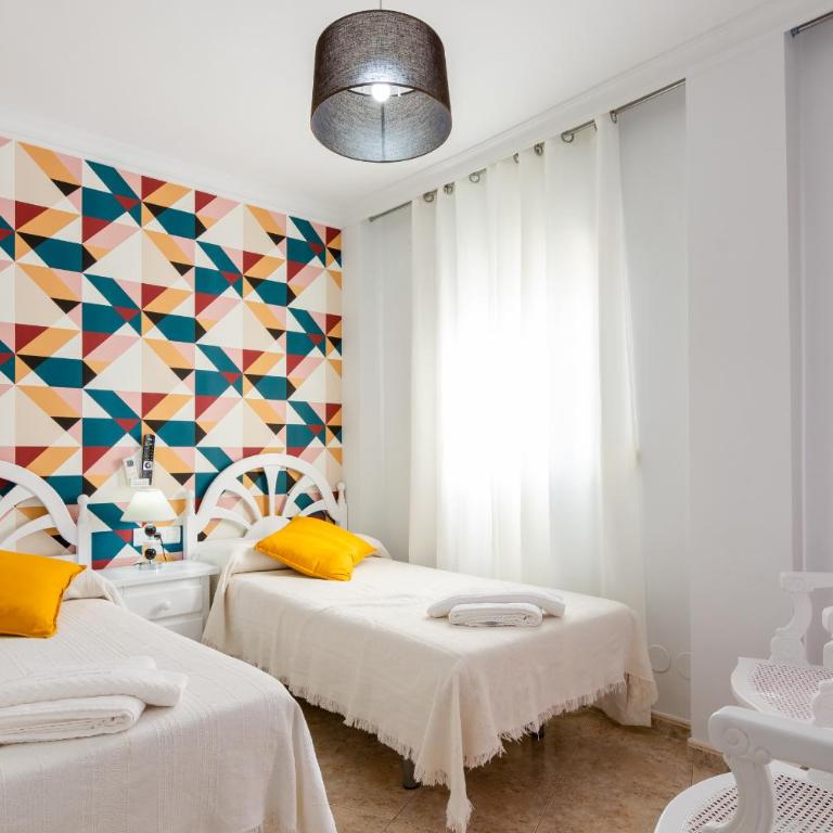Hostal Boutique Luna de Nerja OLIVE OIL FREE DEGUSTATION & SALE - Habitación Doble con baño - 2 camas - 4