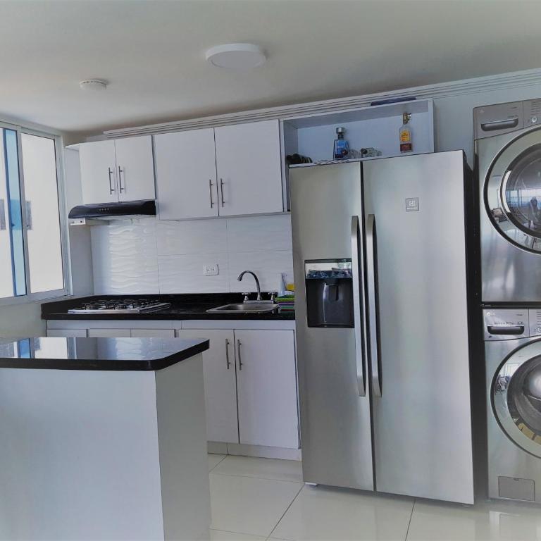 Espectaculares Vistas, Edificio Nautilus, Barrio El Laguito. - Three-Bedroom Apartment with Ocean View - 3