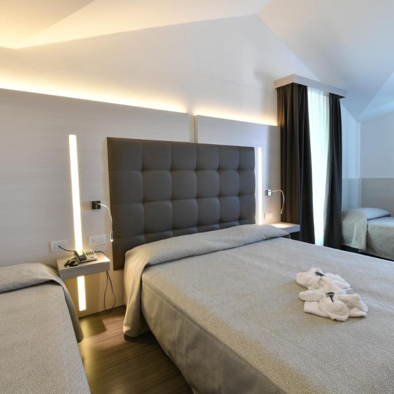 Hotel Europa - Camera Quadrupla Premium con Pacchetto Spiaggia - 1