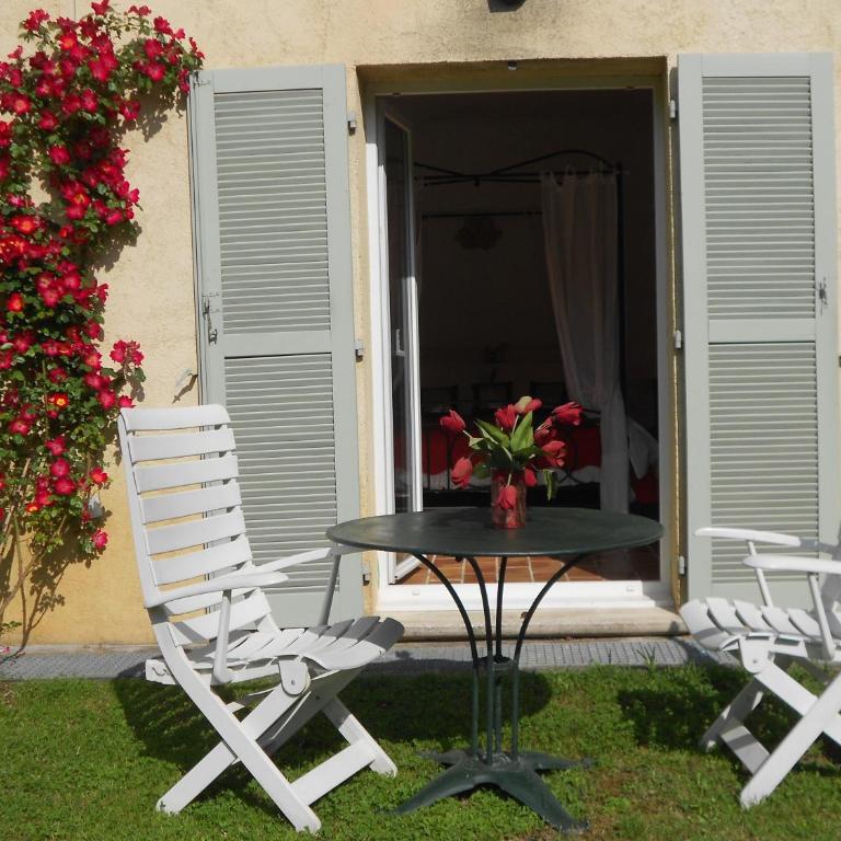 Le Mas de FRAYERE - Chambre Double - Vue sur Jardin - 13