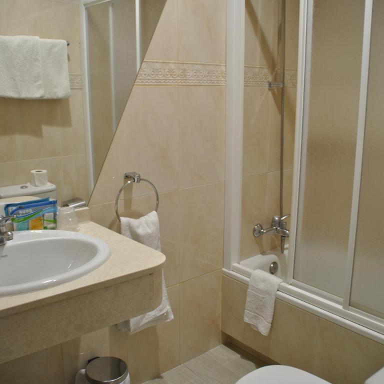 Hotel Junquera - Habitación Doble Económica - 1 o 2 camas - 1