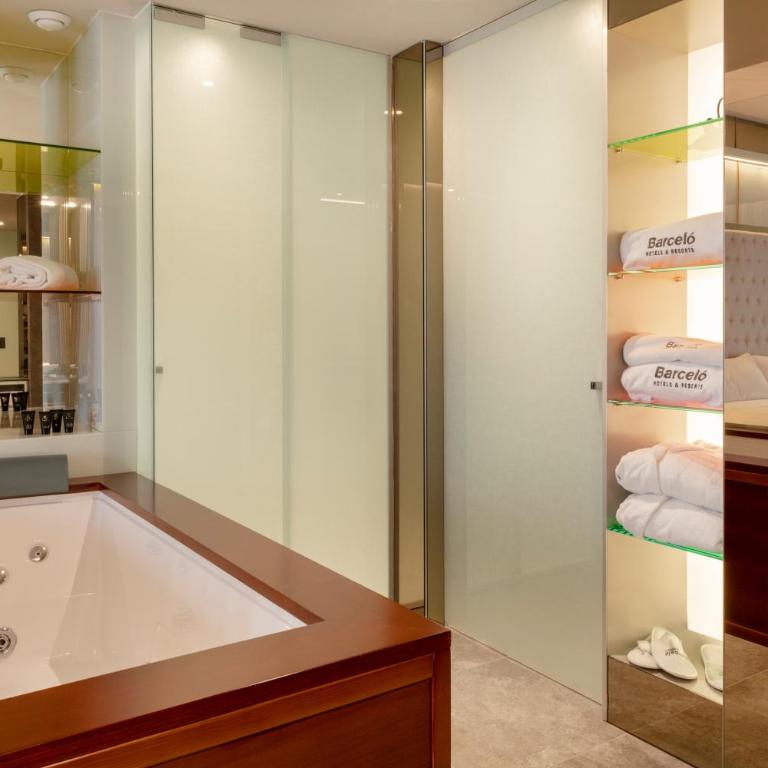Barceló Ourense - Habitación con cama extragrande y bañera de hidromasaje - 3