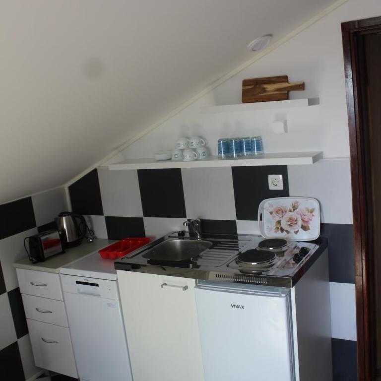 Forest Apartments - King Suite - 8