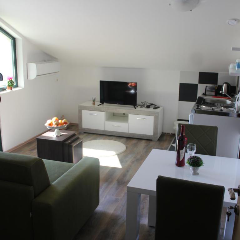 Forest Apartments - King Suite - 6