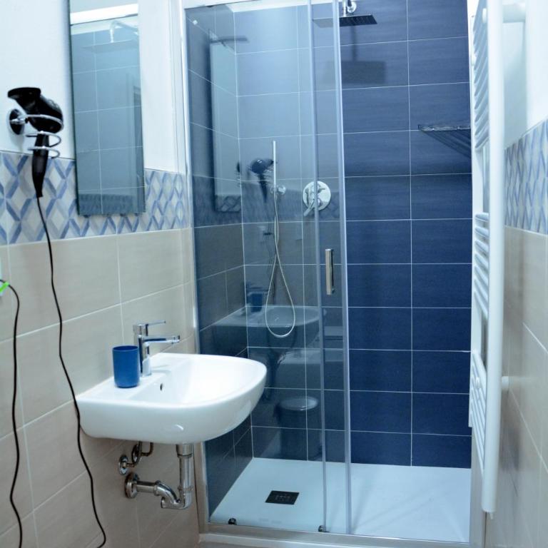 Mambo Suites - Quadruple Room with Private Bathroom - 12