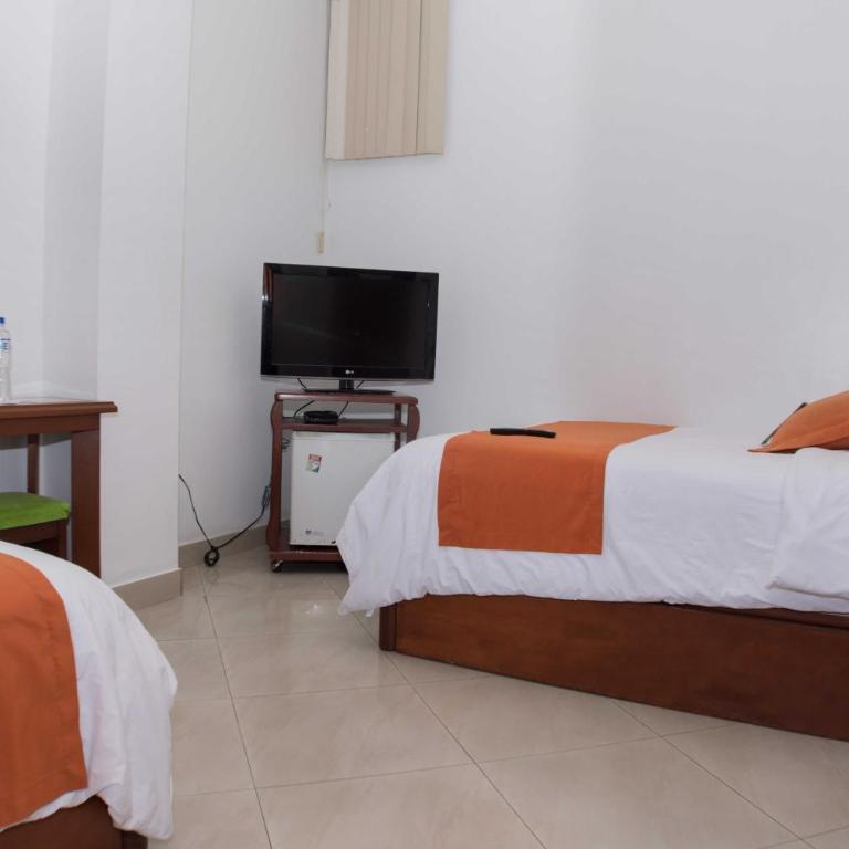 Hotel Castell - Cerca Del Aeropuerto - Twin Room No Window - 5