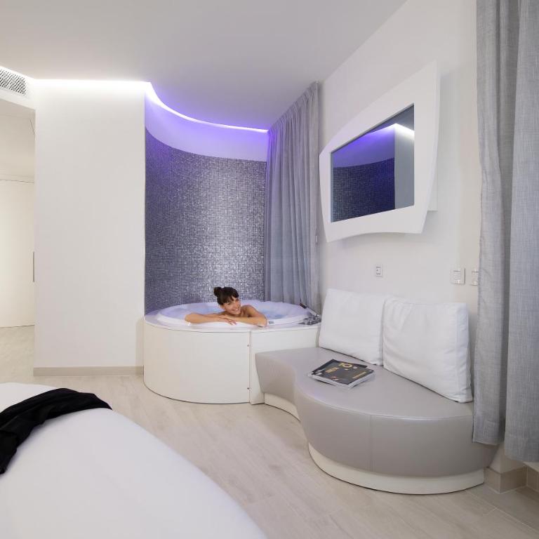 AHD Rooms - Camera Matrimoniale Deluxe con Vasca - 1