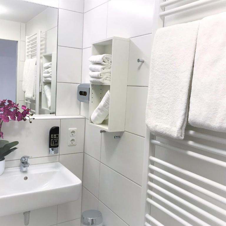 Business Boardinghouse Augsburg, zentral, ruhig & mit Parkplatz - Doppel-/Zweibettzimmer mit Dusche - 5