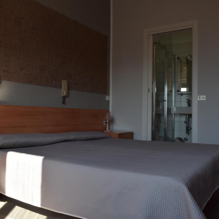 Albergo Al Pescatore - Camera Matrimoniale con Balcone - 24