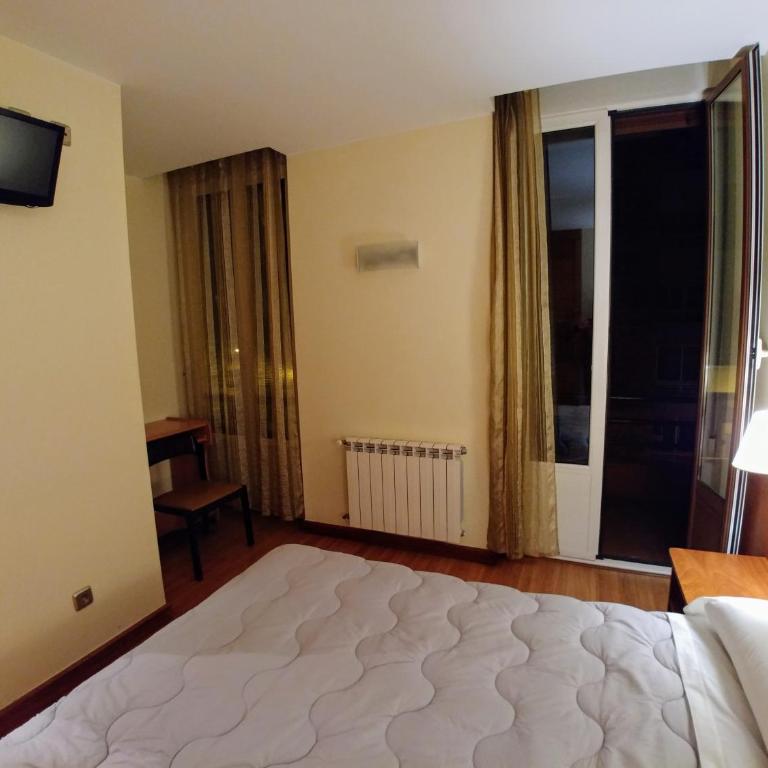 Hostal Prada Borges - Habitación Doble con baño privado - 4