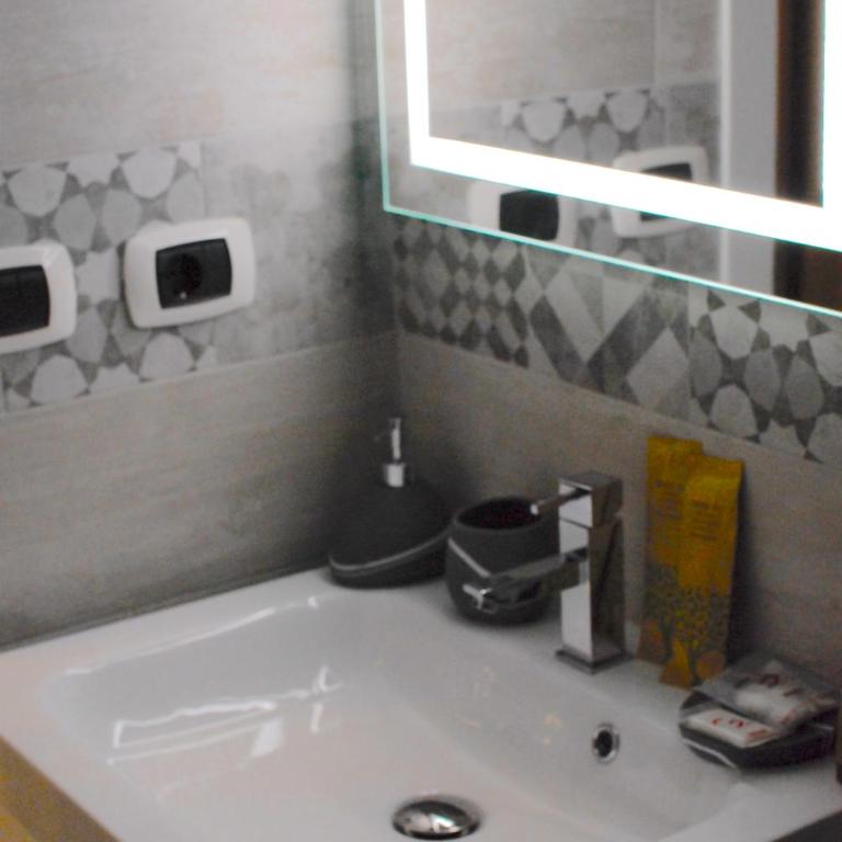 Albachiara Suite Rooms - Camera Matrimoniale Deluxe con Balcone - 10