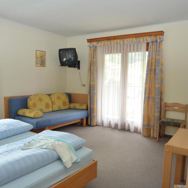 Gästehaus Golker - Vierbettzimmer mit Balkon - 1