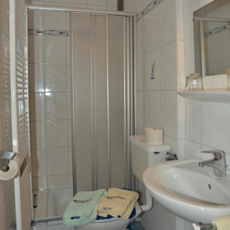 Gästehaus Golker - Vierbettzimmer mit Balkon - 7