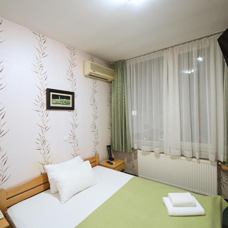 Hotel Slodes - Dvokrevetna Soba s Bračnim Krevetom i Besplatnim Korišćenjem Parkinga - 4