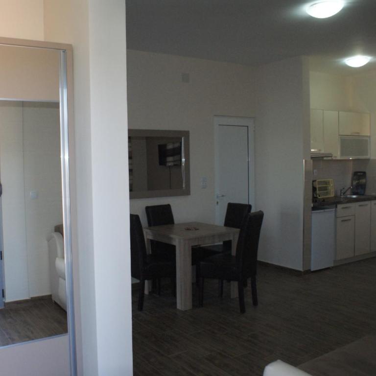 Helena Apartments - Apartment with Garden View - 9