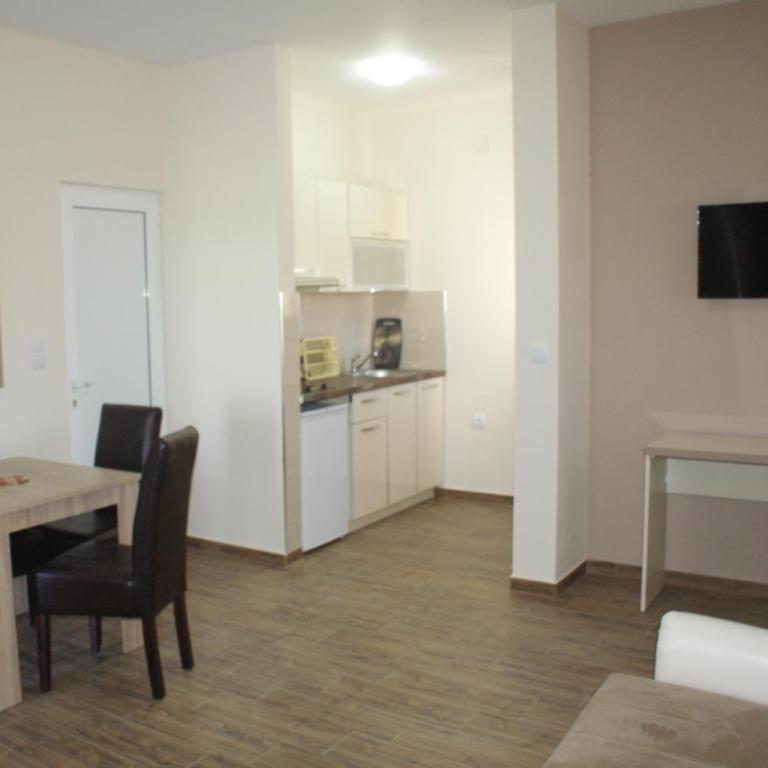 Helena Apartments - Apartment with Garden View - 11
